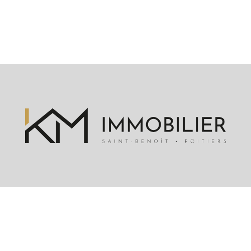 Logo pour l'agence immobilière KM Immobilier, lettres noires et dorées, fond gris, texte en dessous.