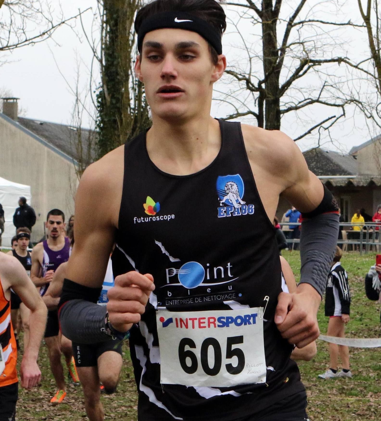 Coureur masculin, Lucas Pillot,, courant dans une course de cross-country.