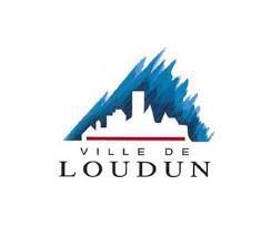 Logo de Loudun, une ville de France, représentant une montagne bleue sur un horizon blanc et le nom de la ville.