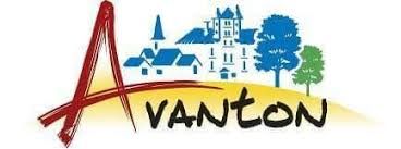 Logo avec un « A » rouge, le mot « VANTON » en dessous, un château et des arbres sur une colline jaune.