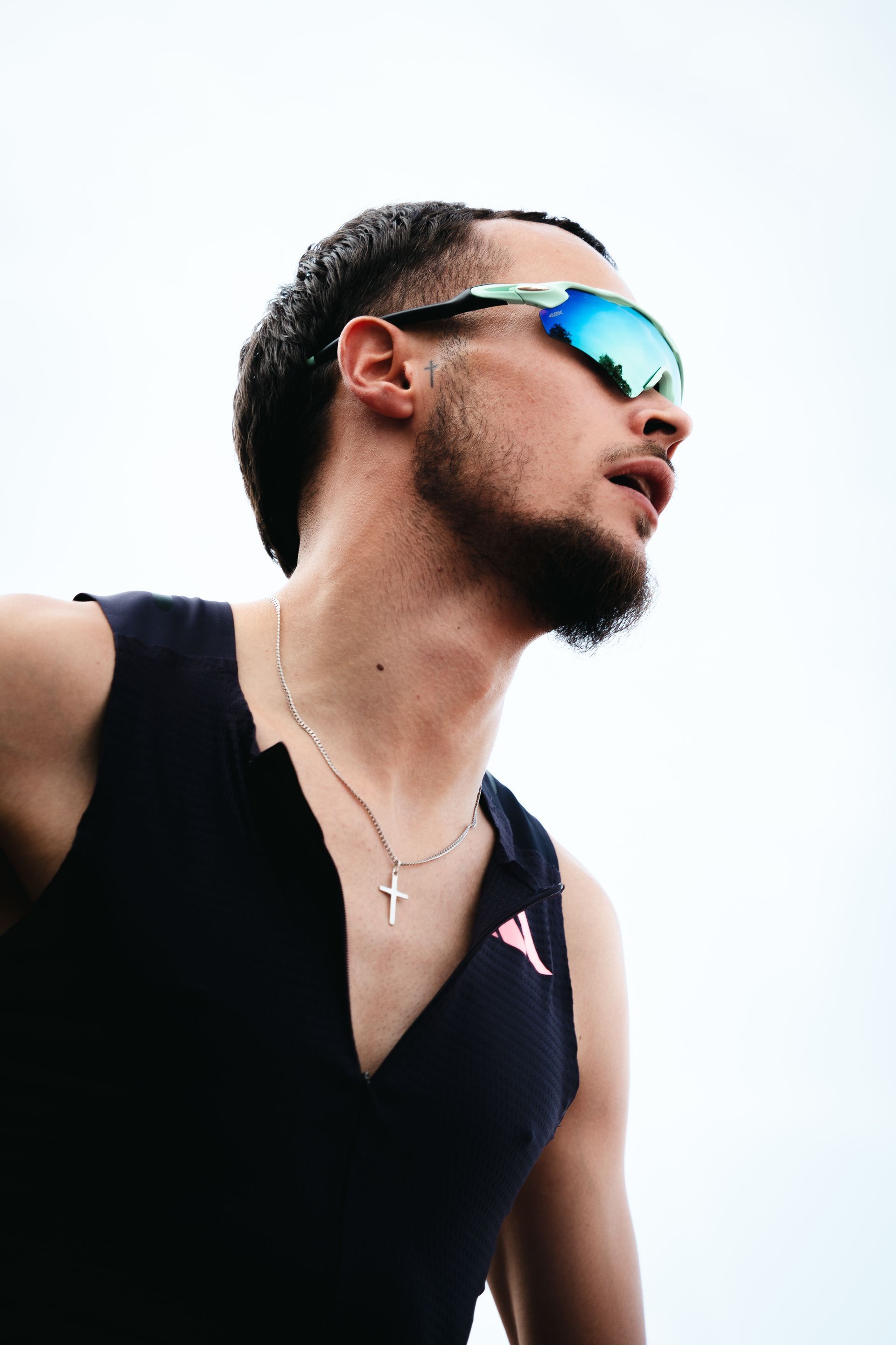 Sprinteur regardant vers le haut avec une expression déterminée. Benjamin Delabarre-Thompson