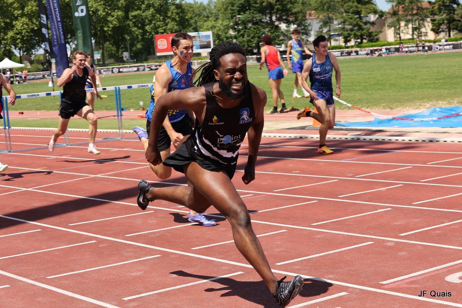 Un coureur sprinte sur une piste ; à l'arrivée de son 110m haies, Nathan Nskala 
