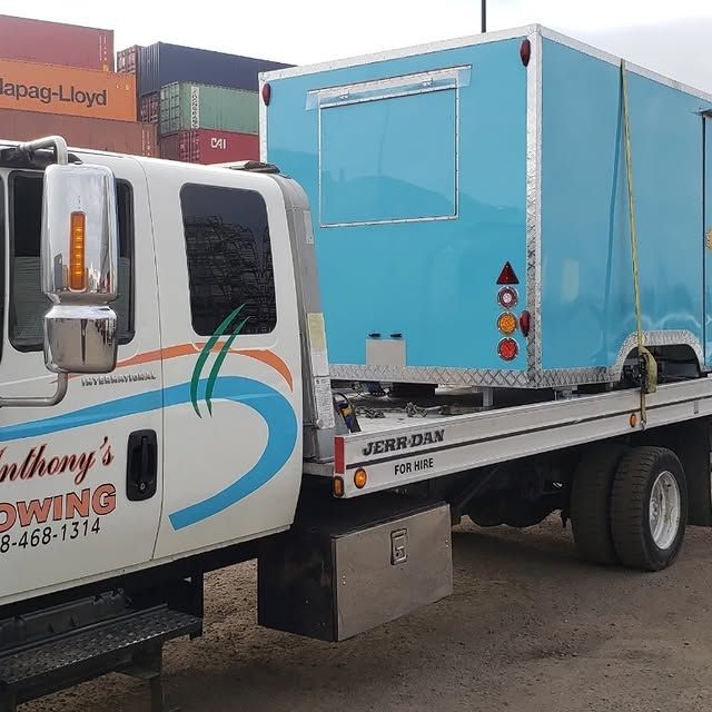 A tow truck with anthony 's towing written on the side