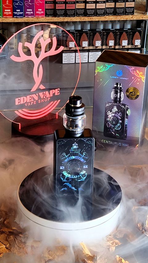 Una bottiglia di profumo è appoggiata su un tavolo e da essa esce del fumo.