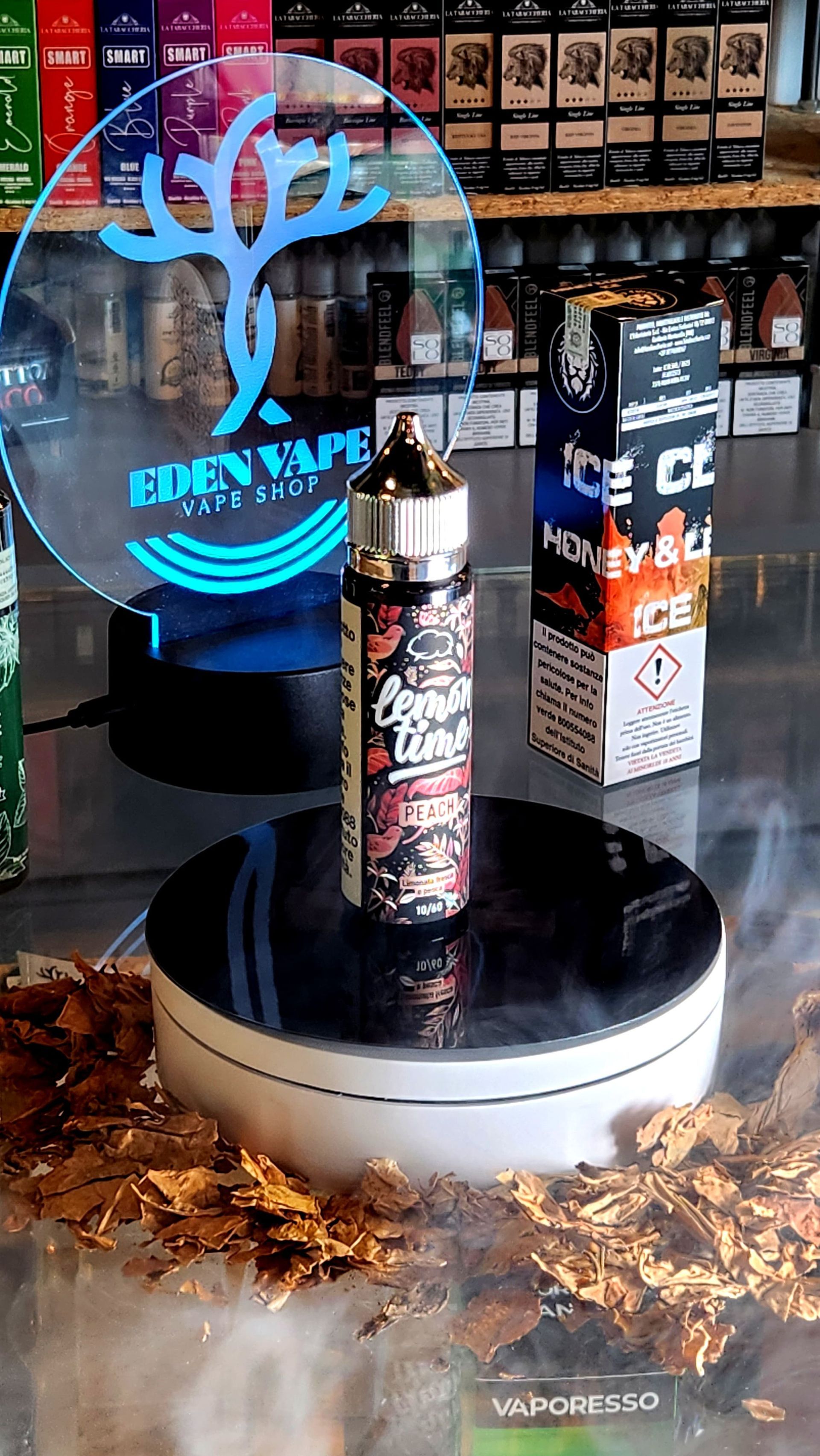 Una bottiglia di e-liquid è appoggiata su un tavolo in un negozio.