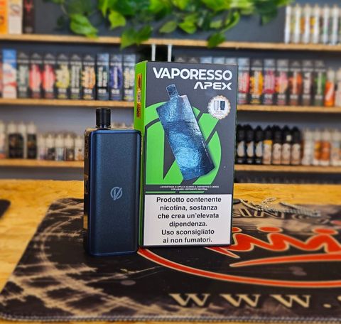 Una bottiglia di profumo è appoggiata su un tavolo e da essa esce del fumo.
