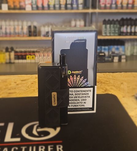 Un mucchio di bottiglie di e-liquid sono appoggiate su un tavolo in un negozio.