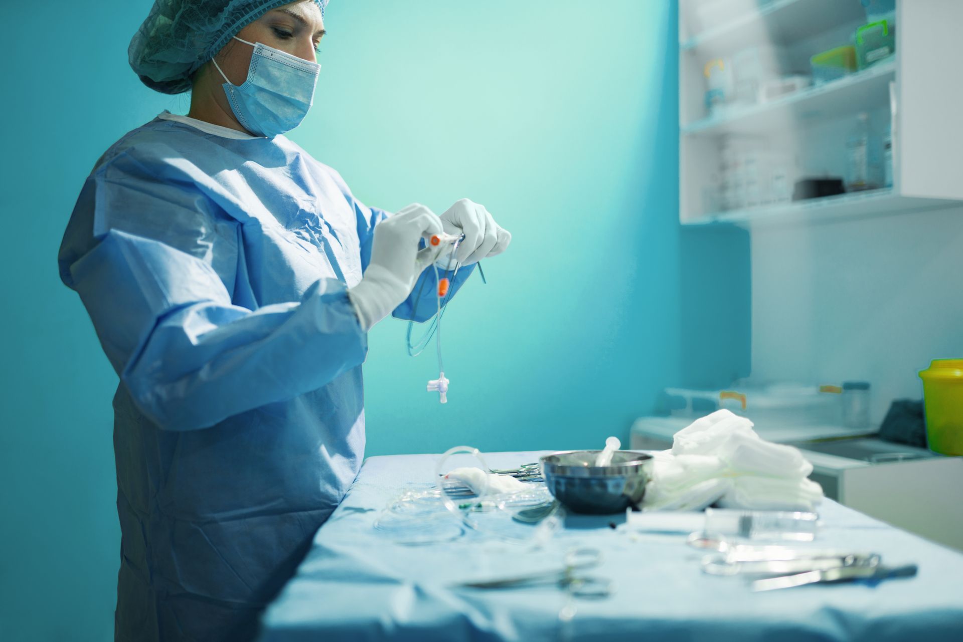 A female surgeon is preparing an injection in an operating room.