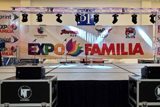 A stage with a sign that says expo familia