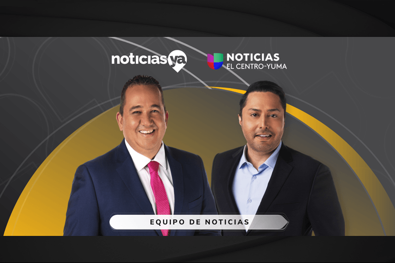 Two men in suits and ties are standing next to each other in front of a noticias logo