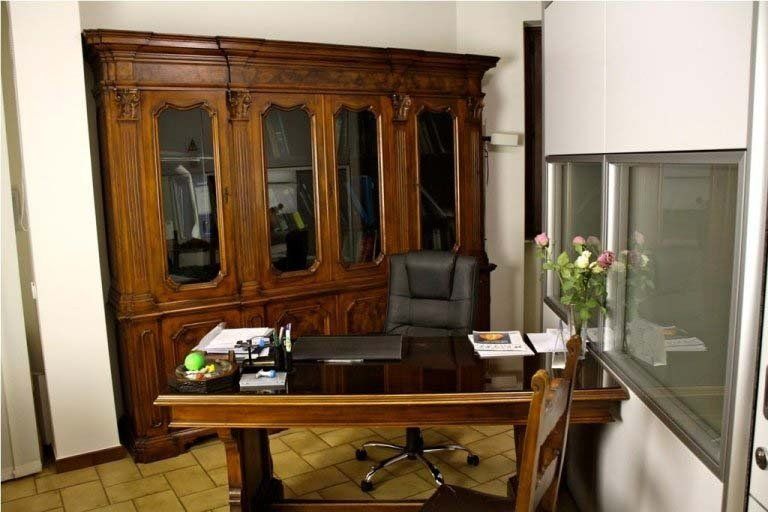 scrivania all'interno dello studio