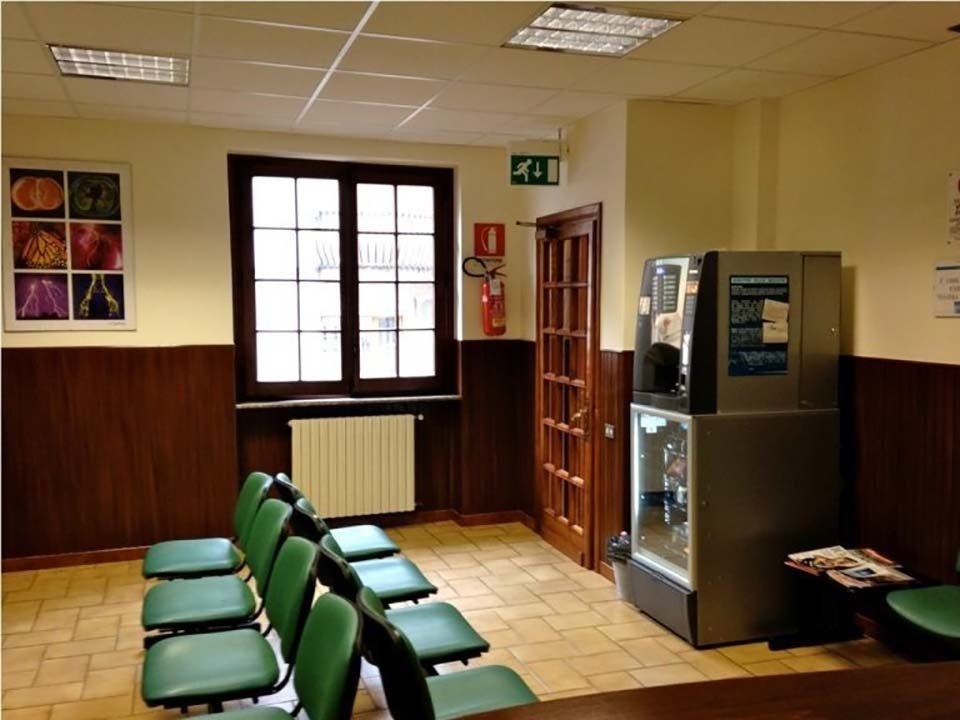 sala d'aspetto con poltroncine