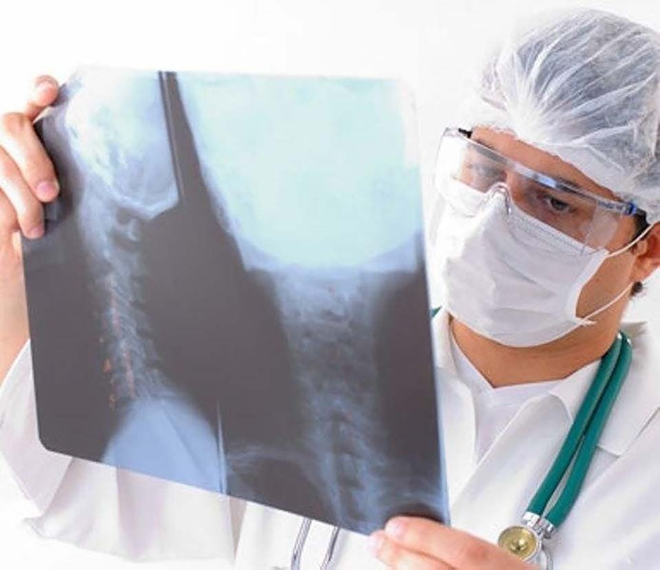 tecnico con referto di laboratorio