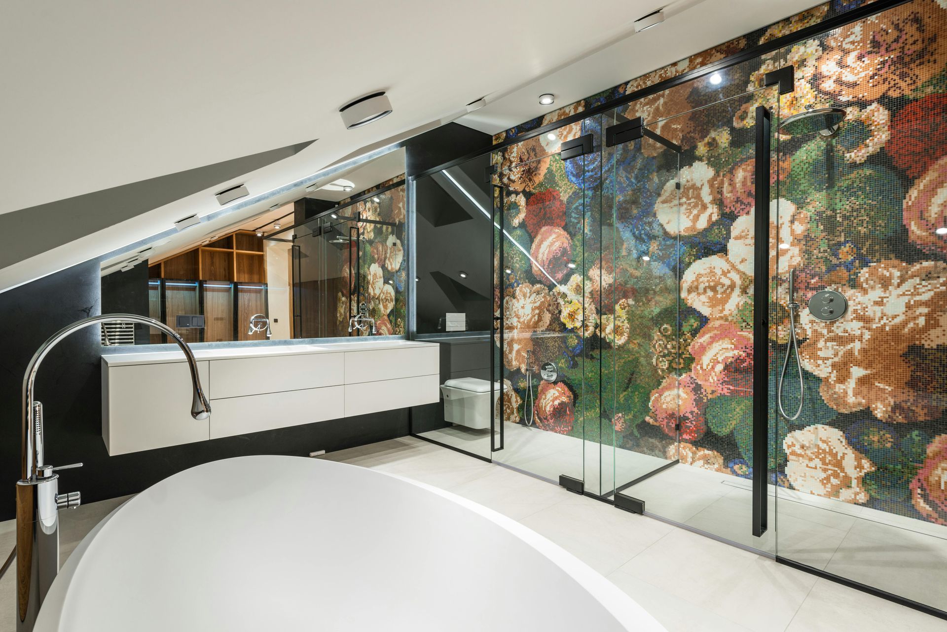 A bathroom with a floral wallpaper on the wall and a bathtub.