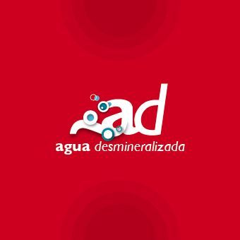 Un niño sostiene un vaso de agua transparente en una habitación luminosa y borrosa.