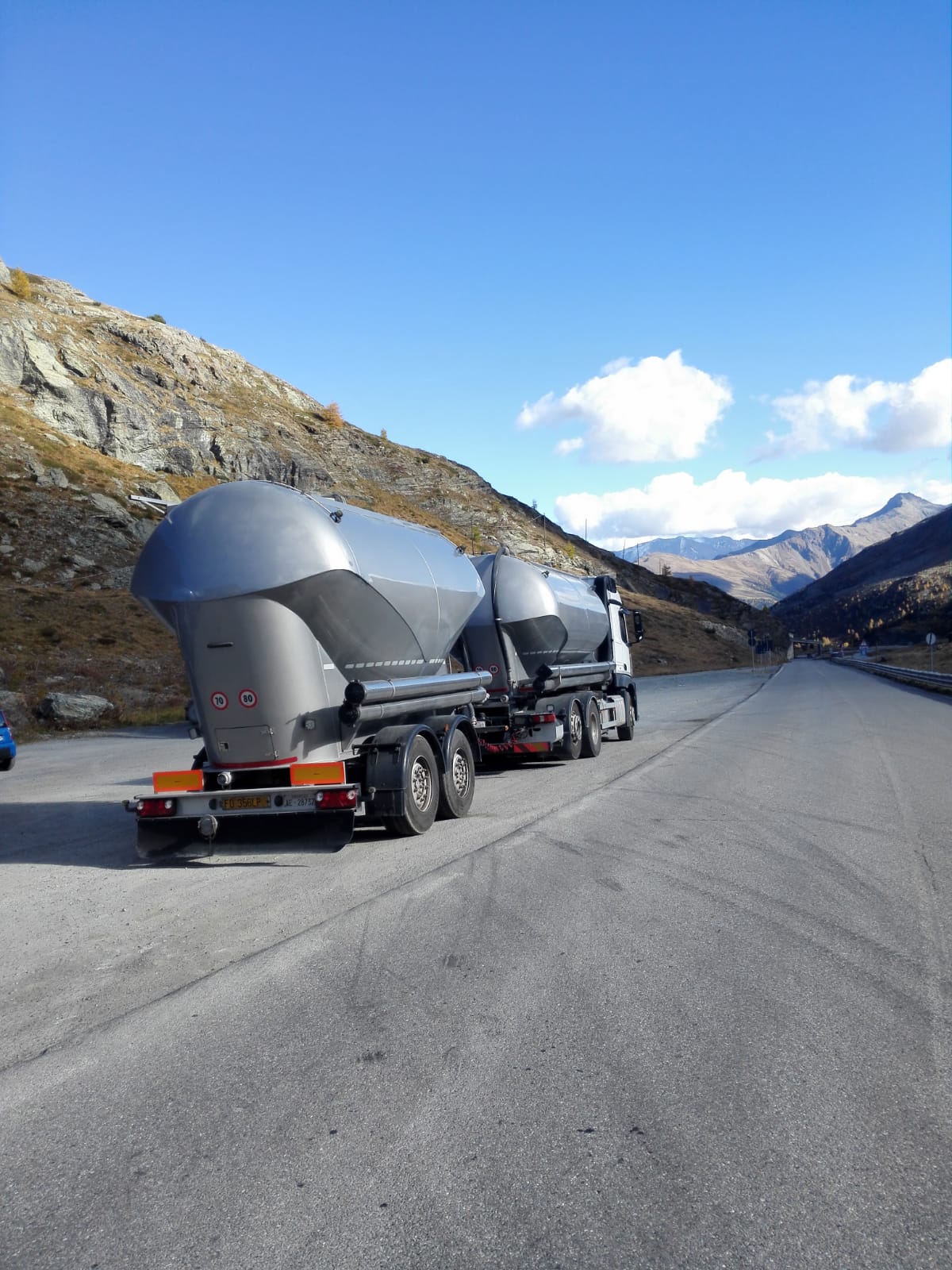 autocisterna con rimorchio