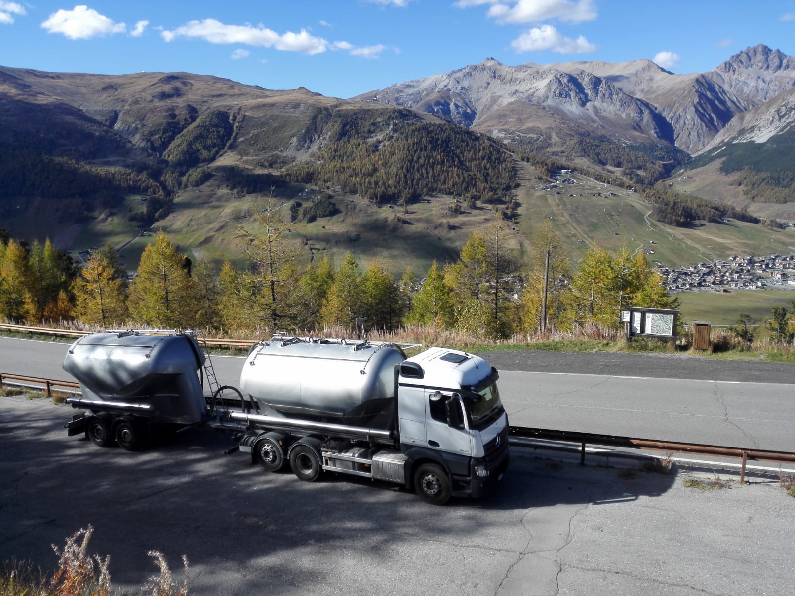 autocisterna con rimorchio su strada