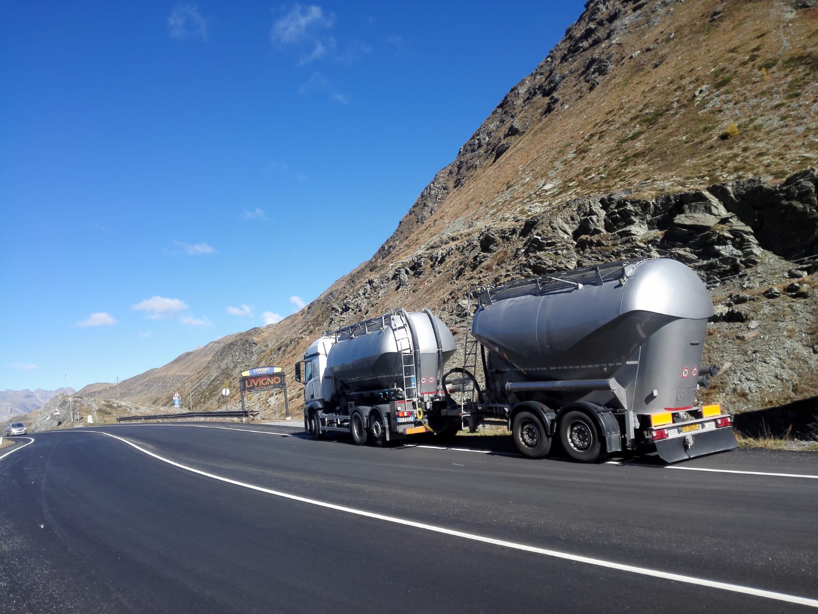 autocisterna con rimorchio in azione