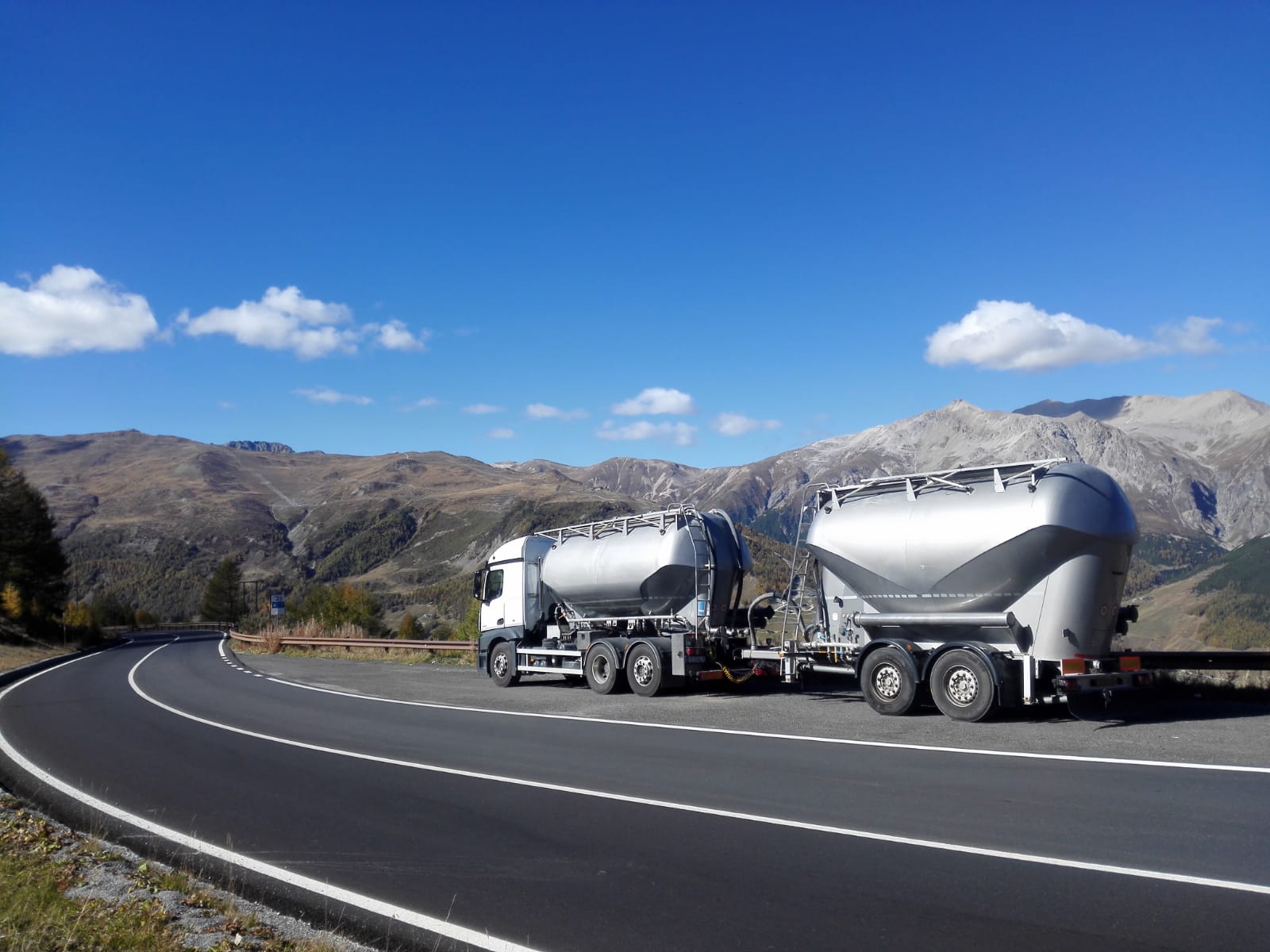 autocisterna con rimorchio al lavoro
