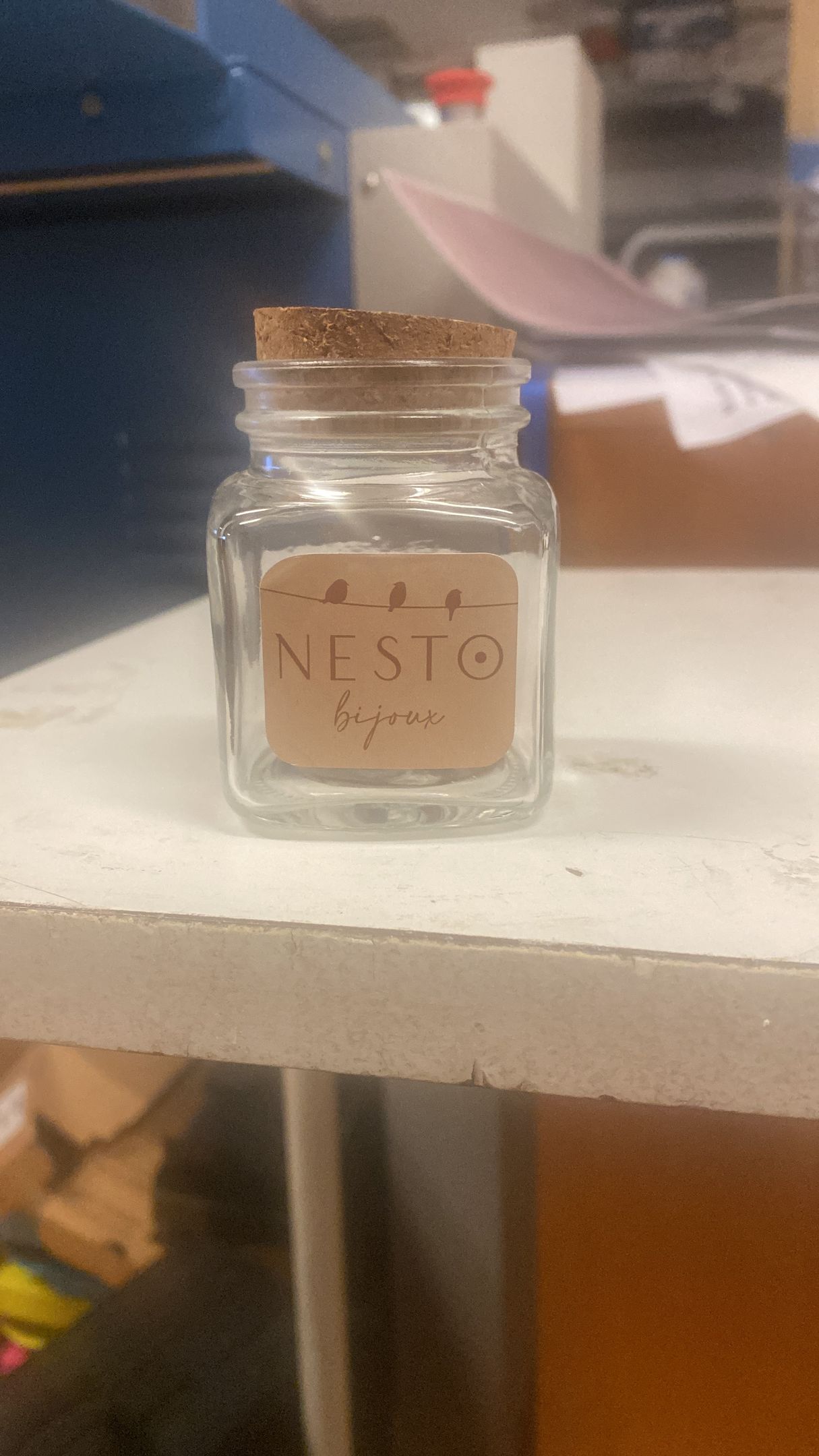 Etichetta sagomata su vaso