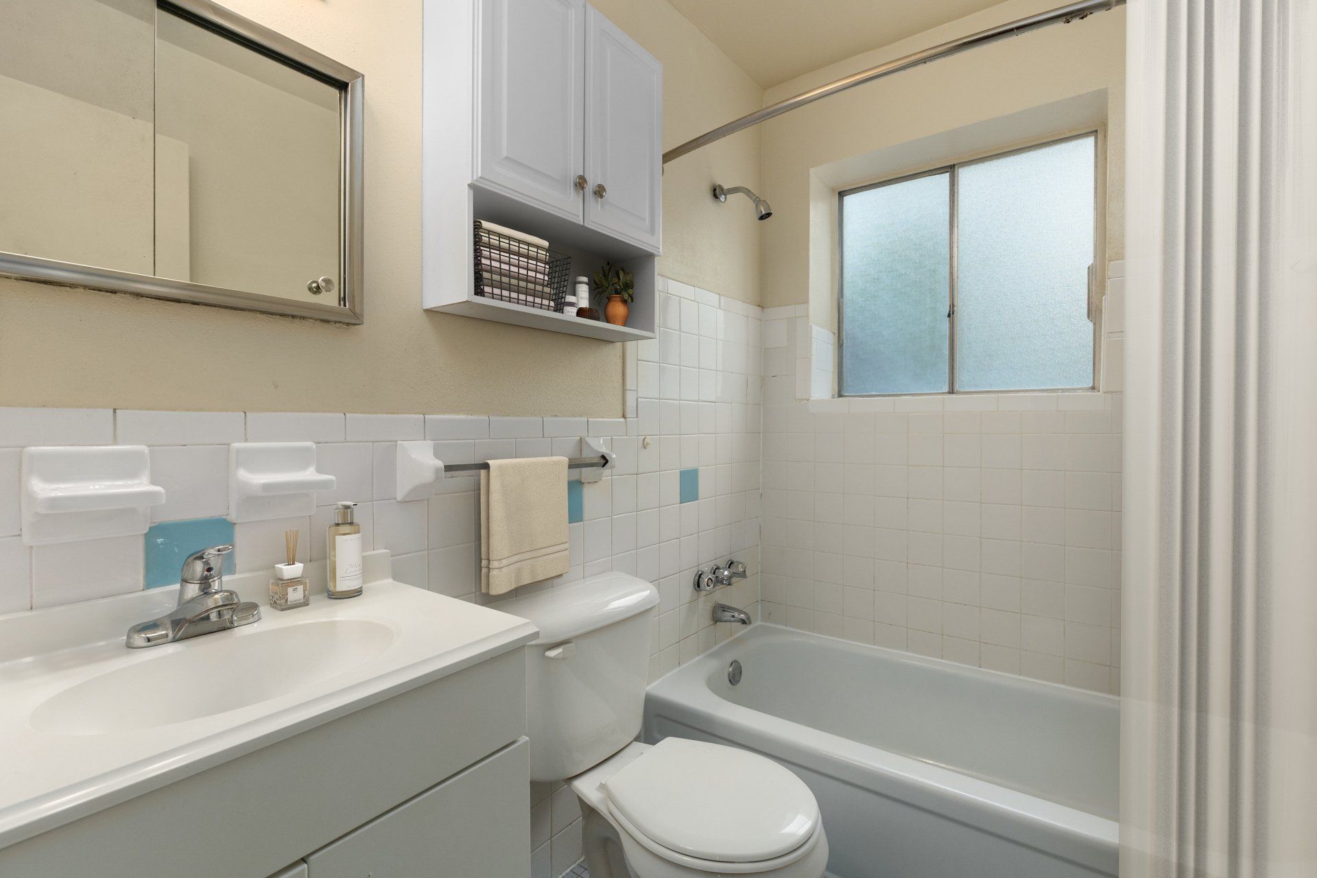 Leslie Apartments unit bathroom with tub