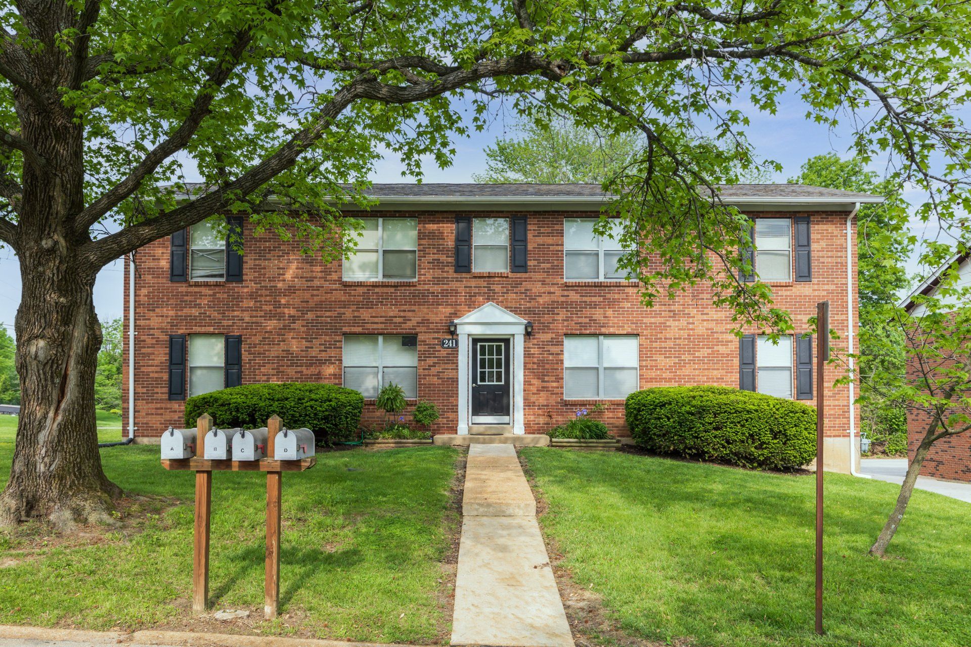 Leslie Apartments Ballwin, MO