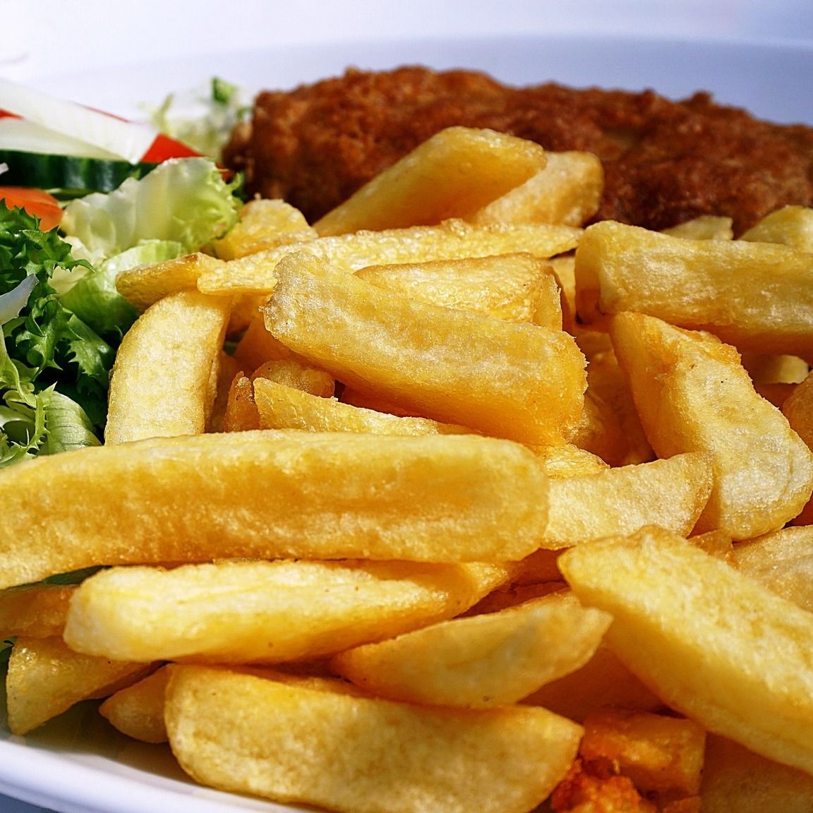 Plate Of Fish And Chips With Lemon Slices — Mooloolaba Fisheries On The Spit In Mooloolaba, QLD