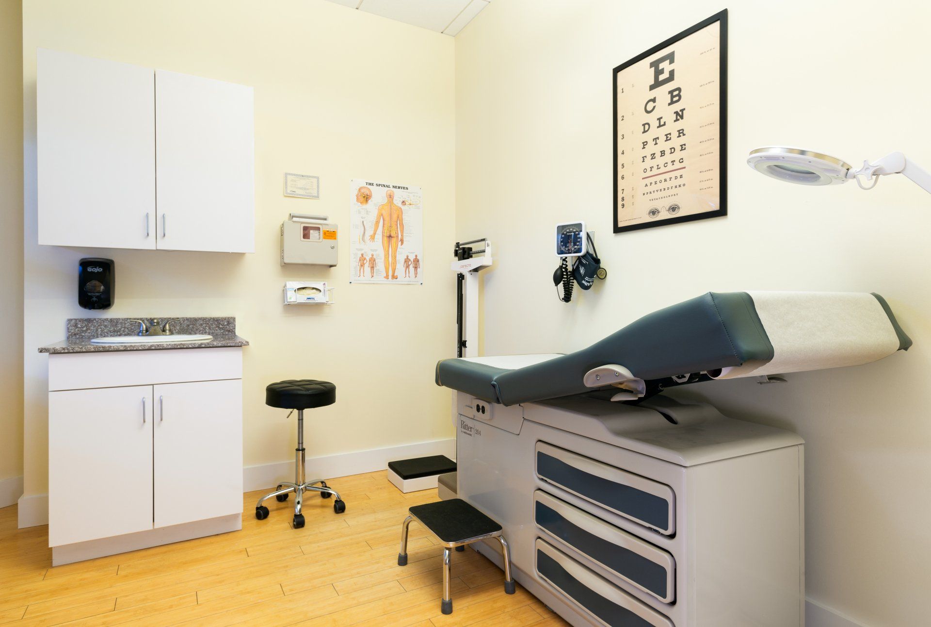 A doctor 's office with a stool and a table