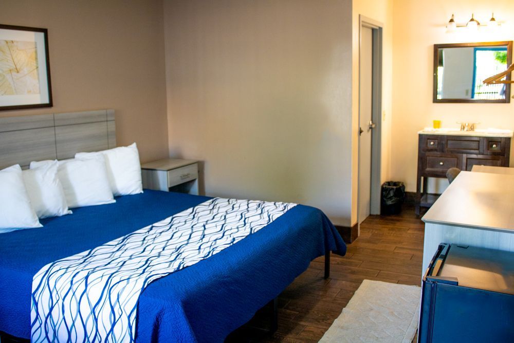 1 King Bed Exterior, Non-smoking - Commodore Resort, Put-In-Bay, Ohio