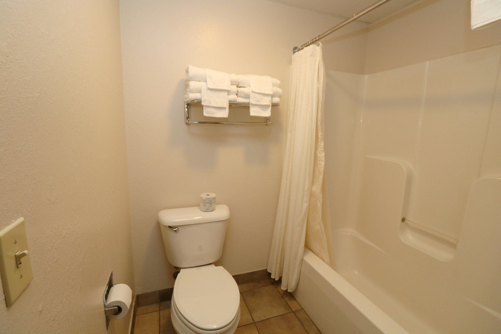 Commodore Resort - 3 double bed room - bathroom