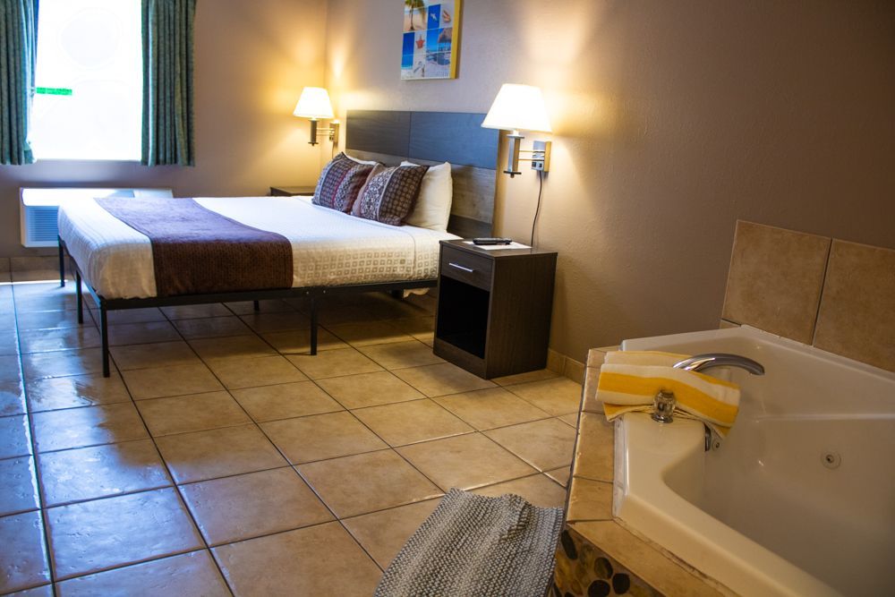 King Bed with Jacuzzi - Commodore Resort, Put-In-Bay, Ohio