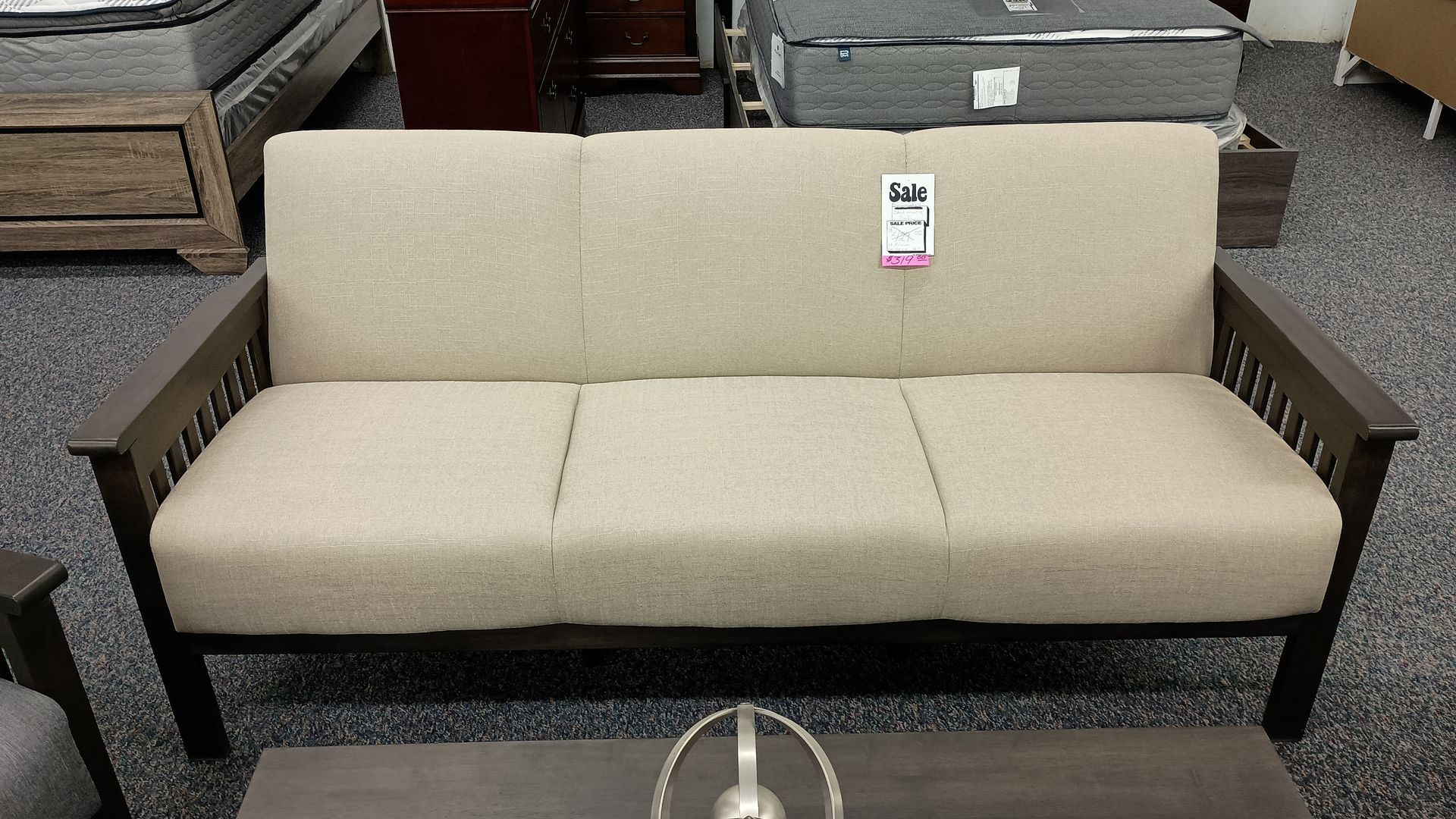A couch with a tag that says ' i ' on it