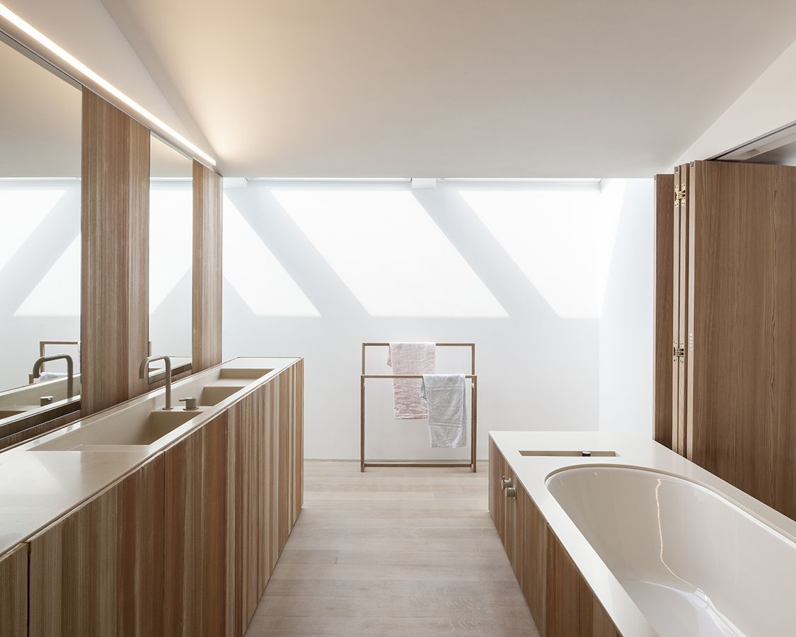 A bathroom with two sinks and a bathtub