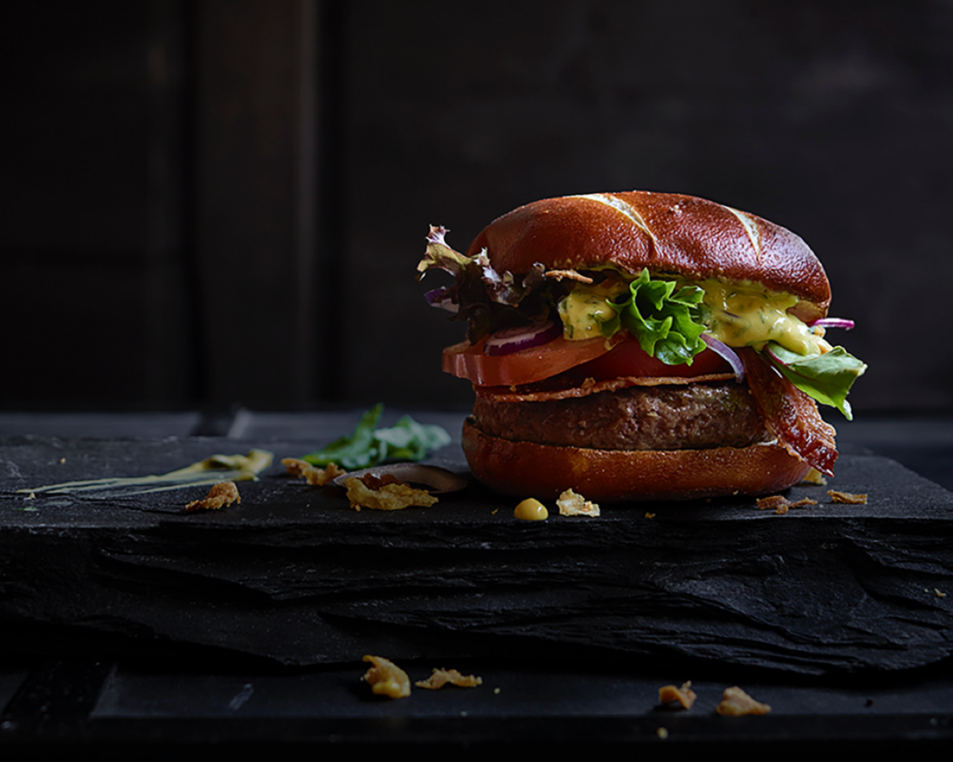 Pretzel Burger Béarnaise Burger Choice — bun pretzel doré, sauce béarnaise maison, livraison Uccle