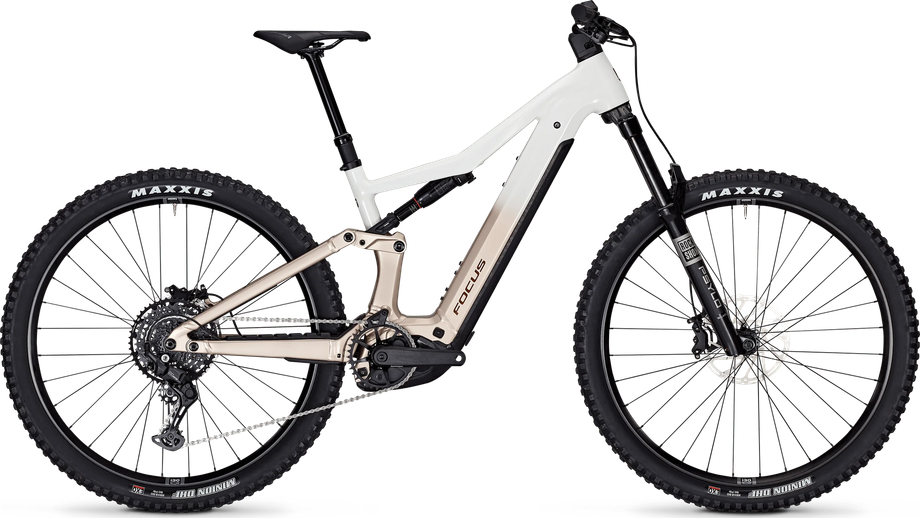 Una mountain bike bianca e nera su uno sfondo bianco.
