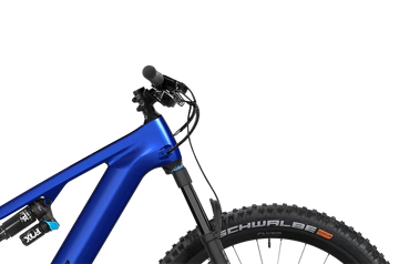 Una mountain bike blu con una gomma nera su uno sfondo bianco.
