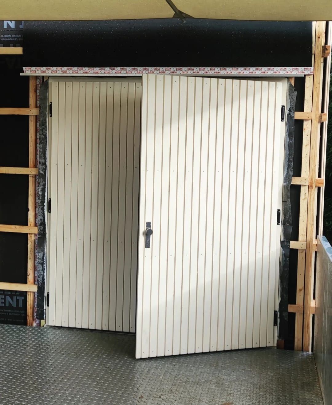 Une porte blanche avec la lettre n dessus