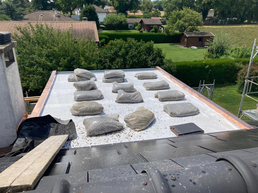 Un toit avec beaucoup de sacs dessus.