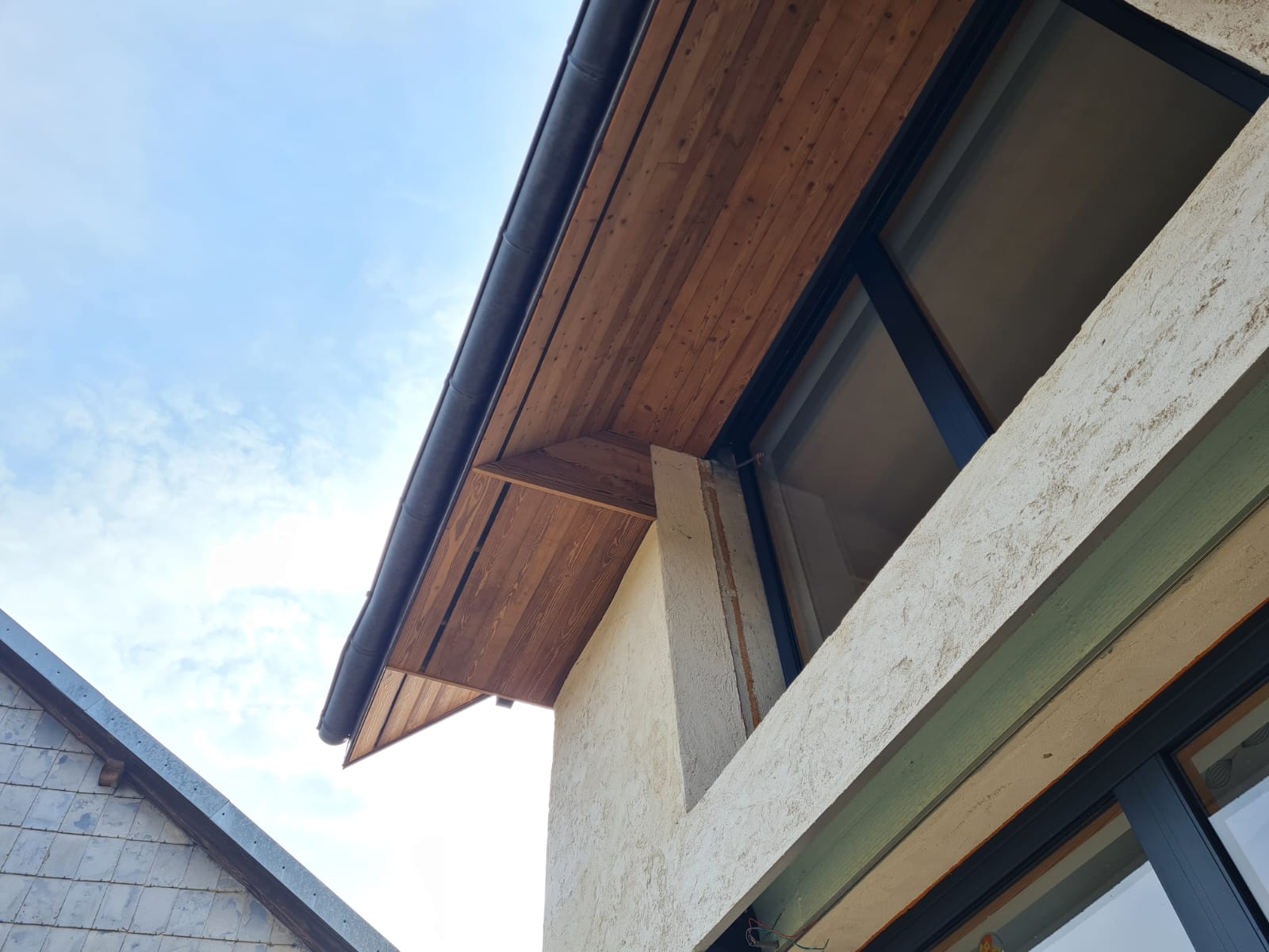 Regardant le toit d'un bâtiment avec un ciel bleu en arrière-plan