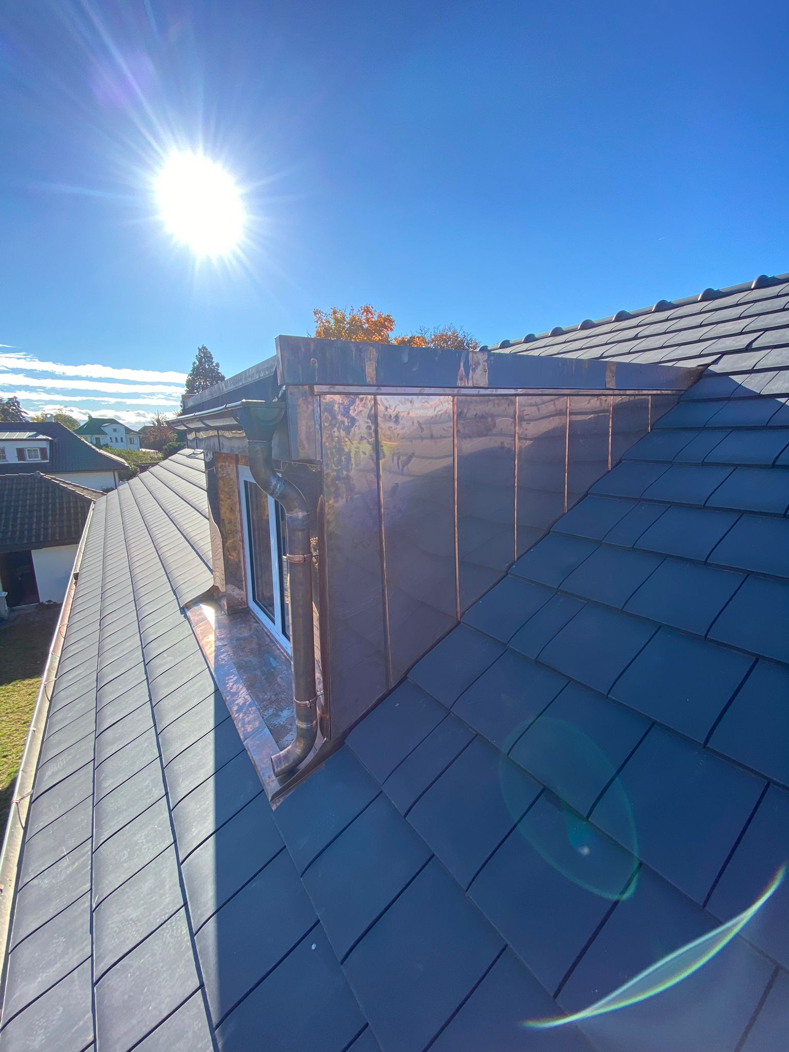 Le soleil brille fort sur le toit d'une maison