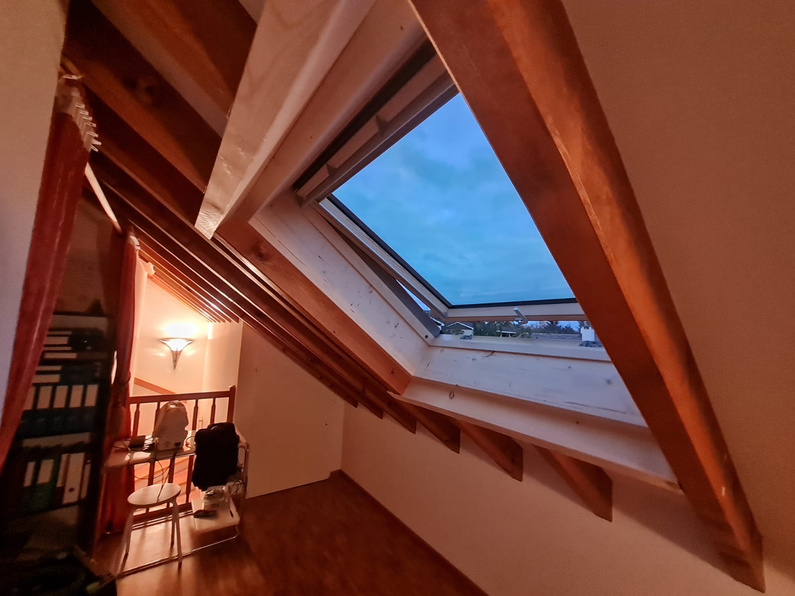 Une pièce avec une lucarne au plafond