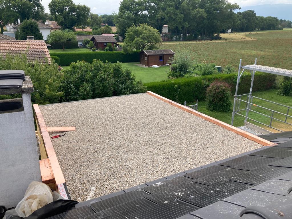 Un toit en gravier est en cours de construction sur une maison.