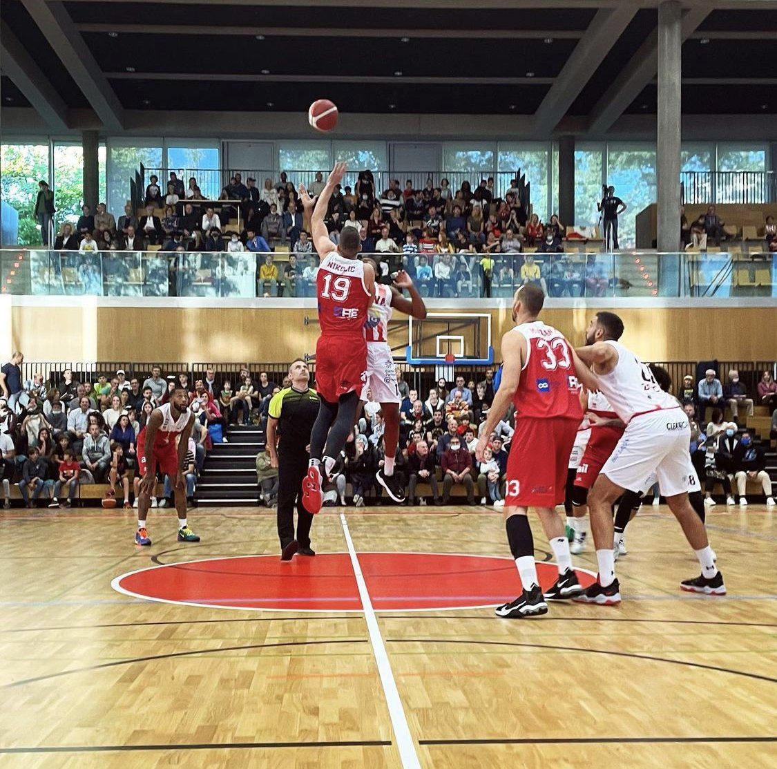 Un basketteur avec le numéro 33 sur son short
