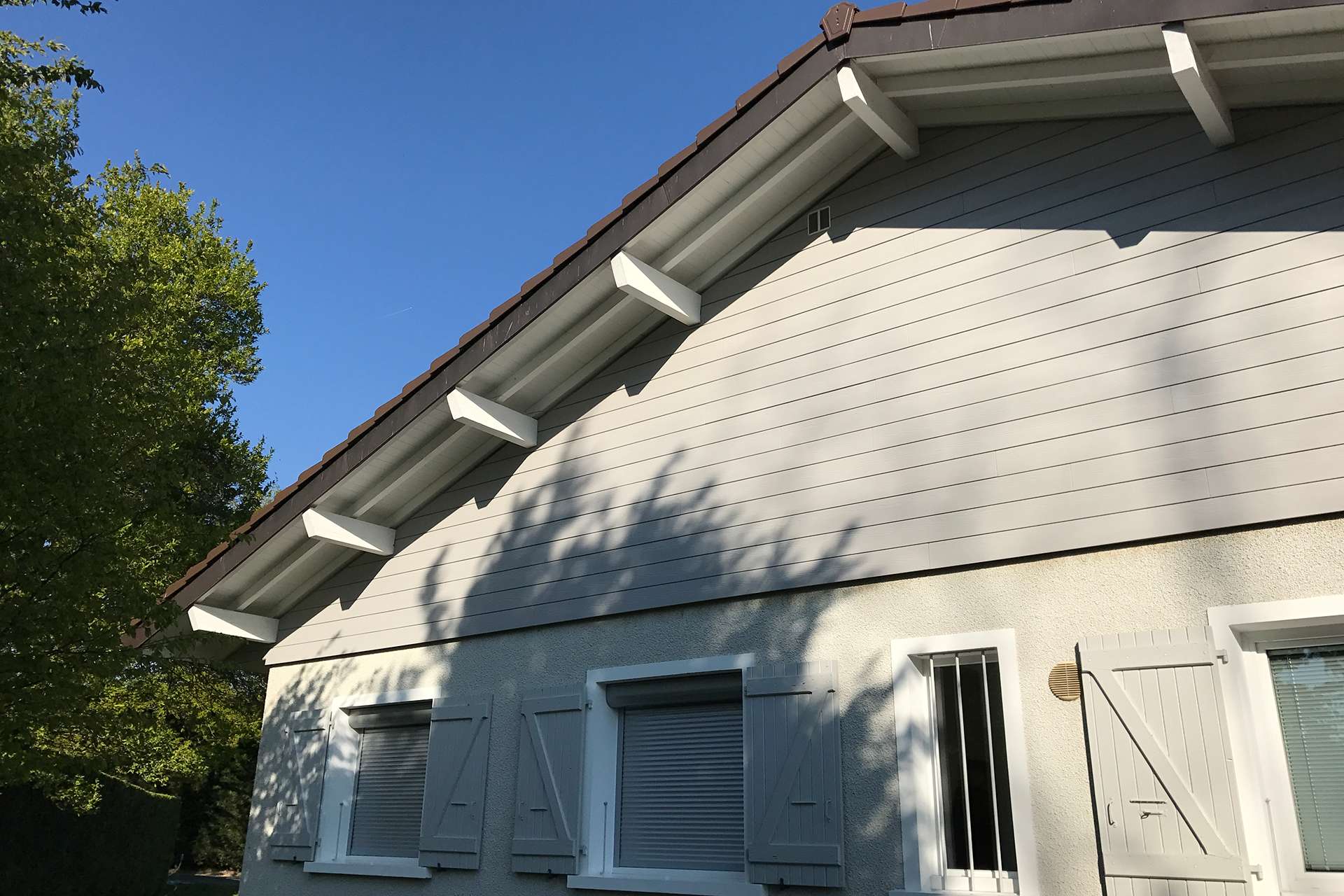 maison blanche avec des fenetres