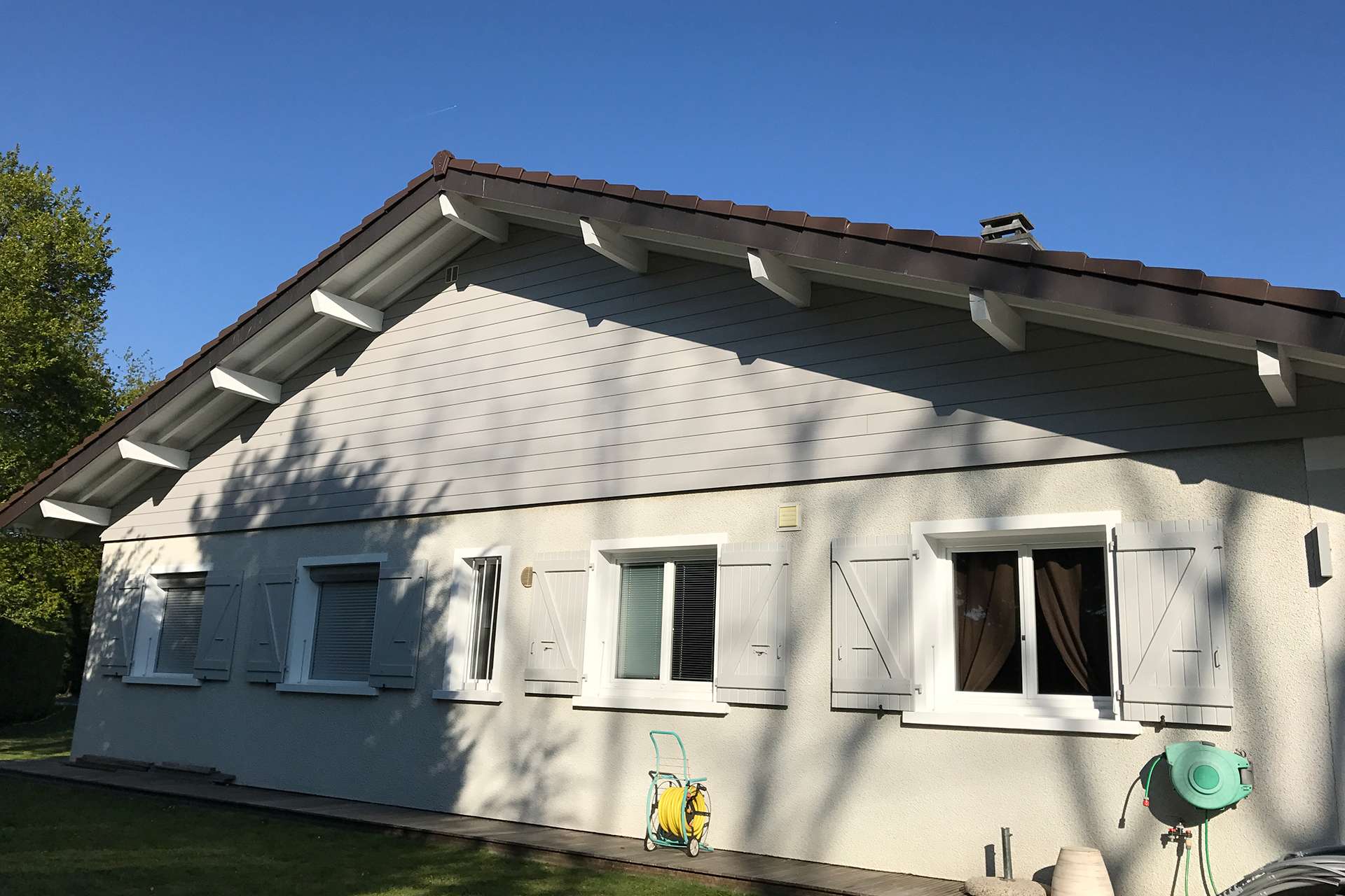 maison blanche avec des fenetres