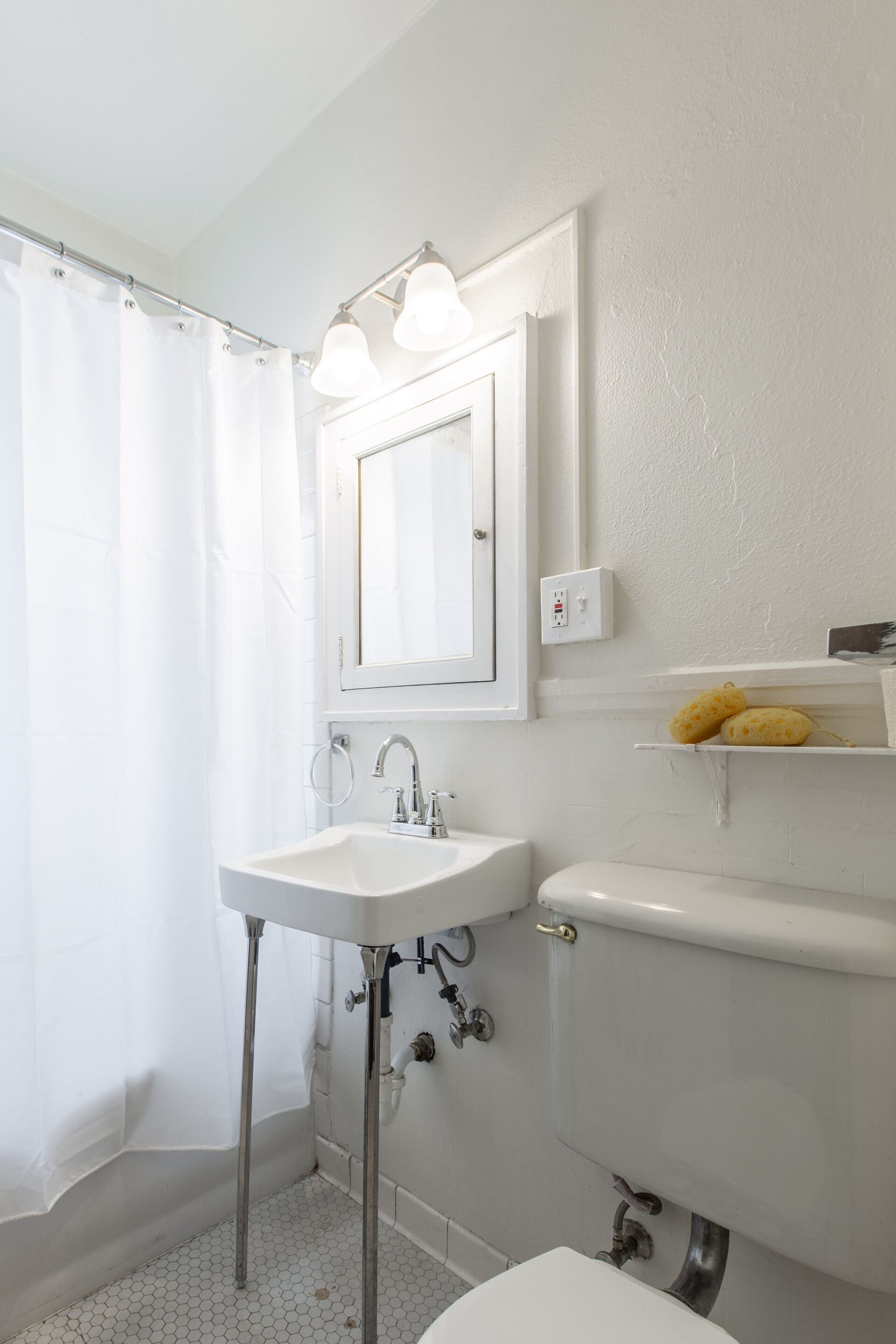 1435 West 31st St Bathroom