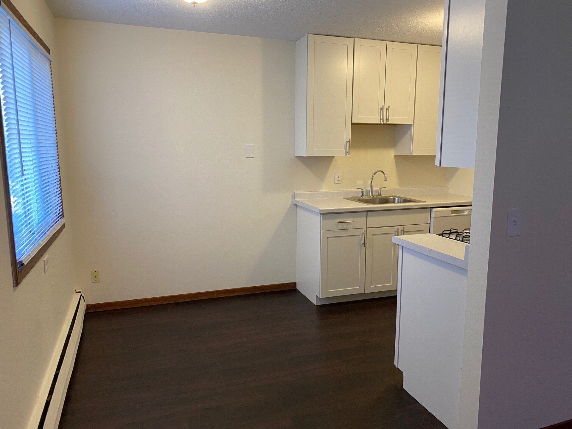 2440 Dupont Ave S Kitchen