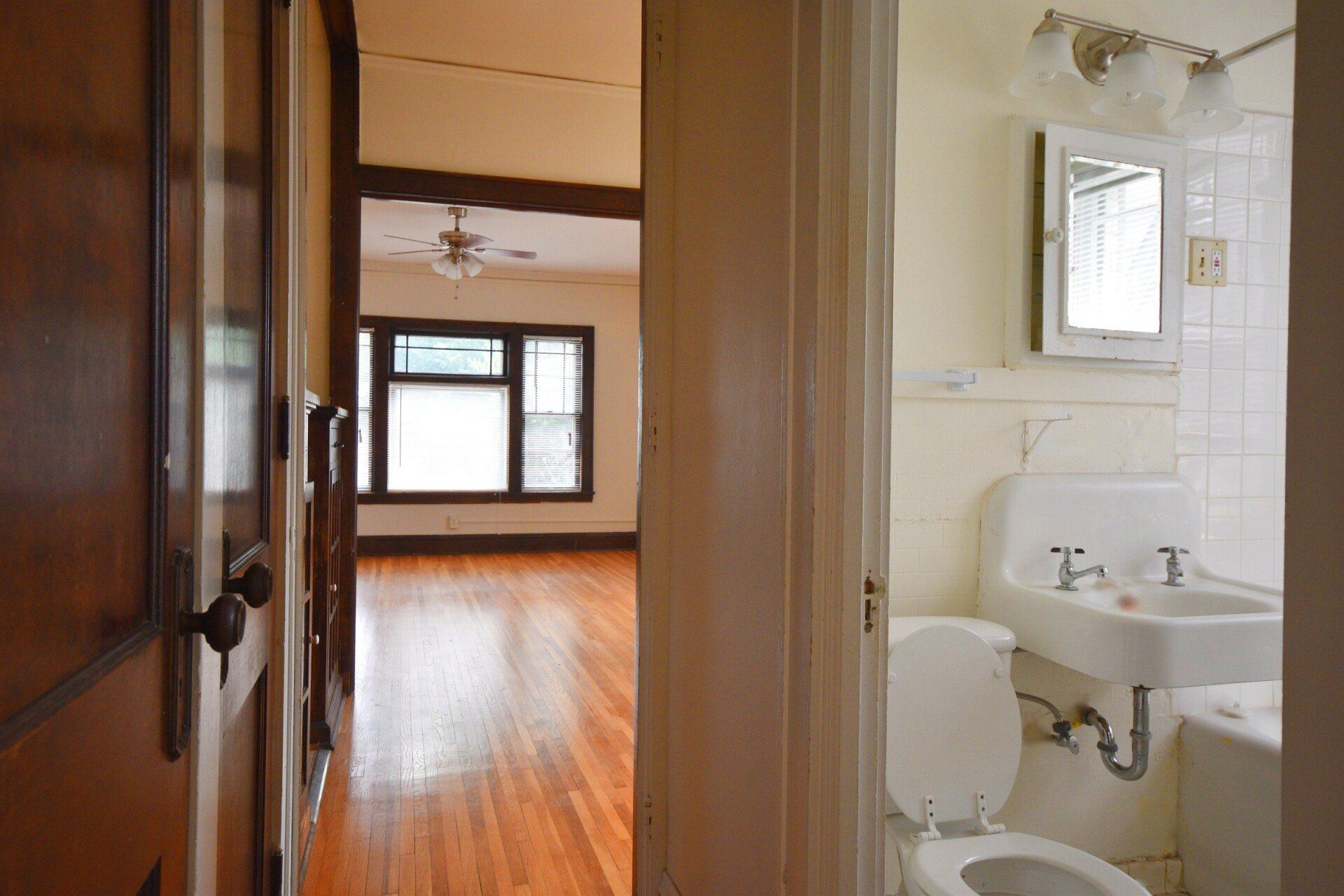 1910 1st Ave S Bathroom