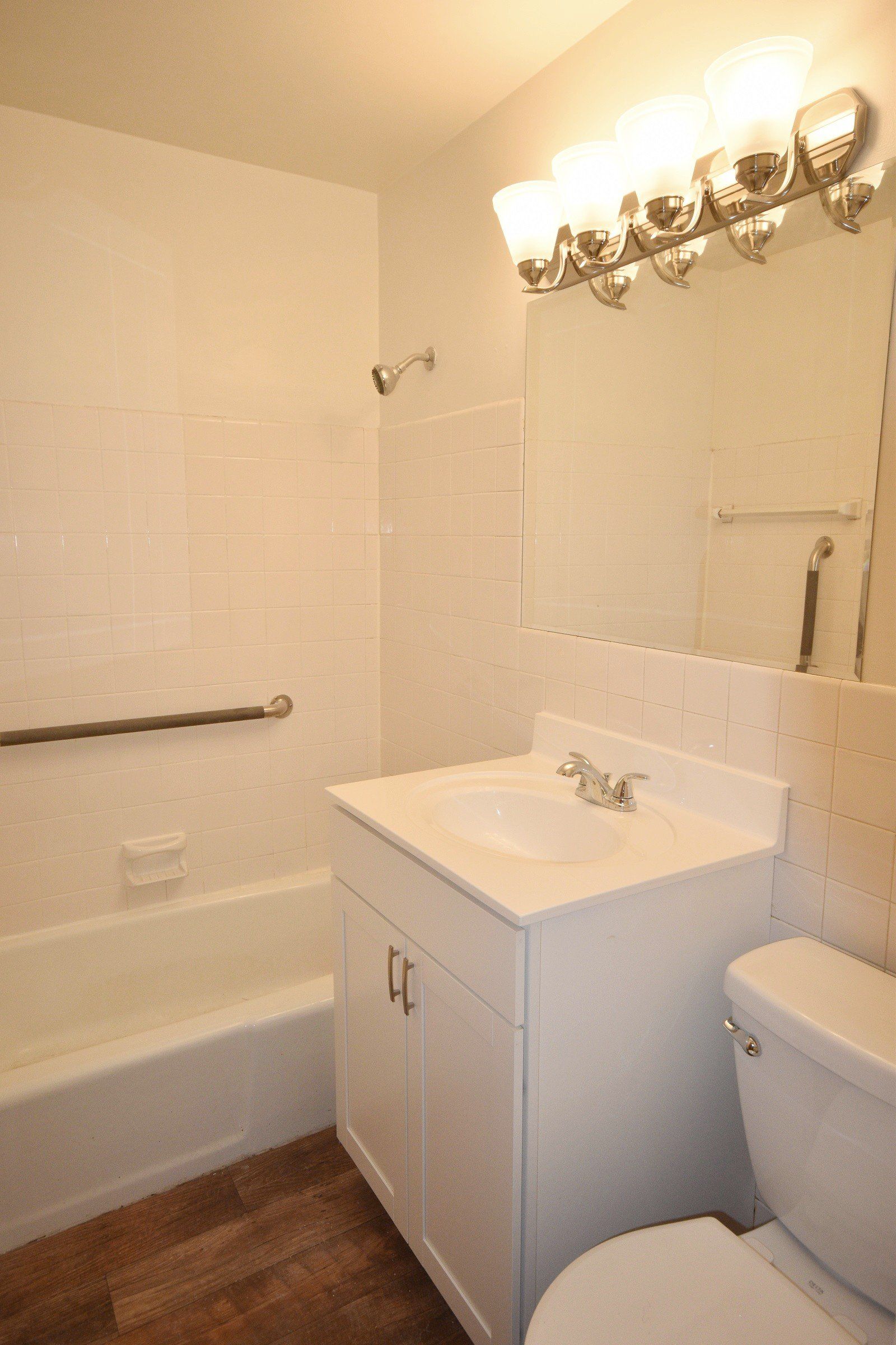 2509 Dupont Ave S Bathroom