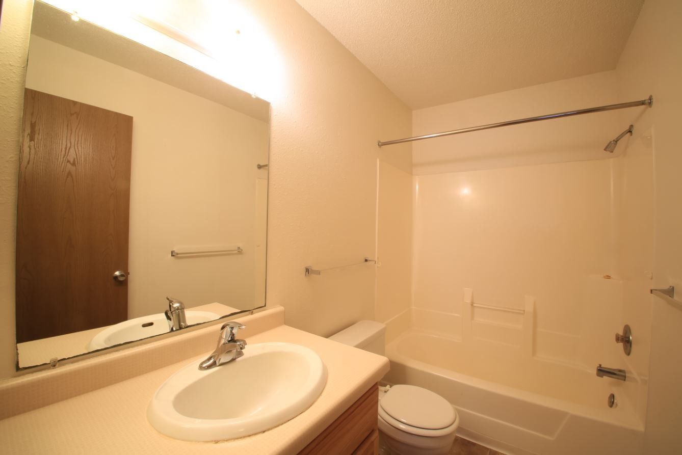 Ridgeway Apartments Bathroom